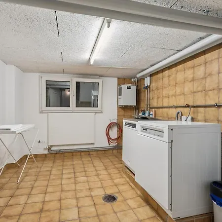 Exclusive Near Center - Color 4 *