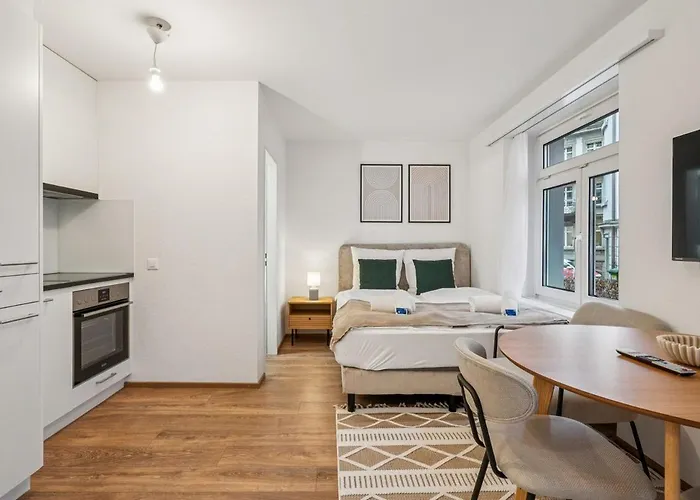 Exclusive Near Center - Color 4 *