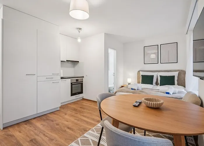 Exclusive Near Center - Color 4 *