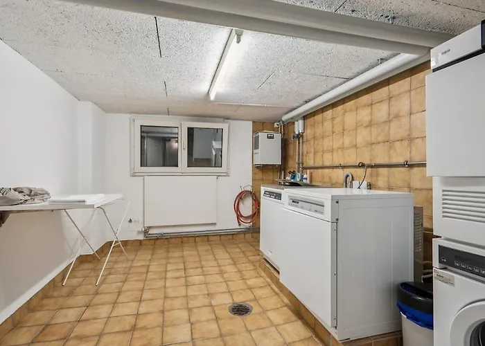 Exclusive Near Center - Color 4 *